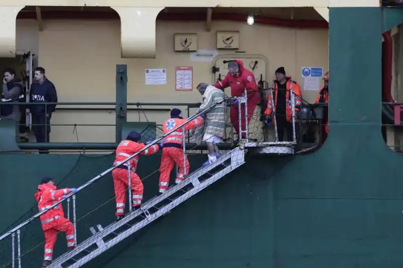 l arrivo a bari di naufraghi e feriti della normanatlantic  43