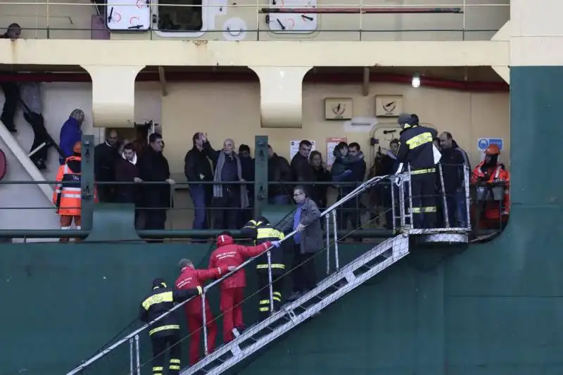 l arrivo a bari di naufraghi e feriti della normanatlantic  49