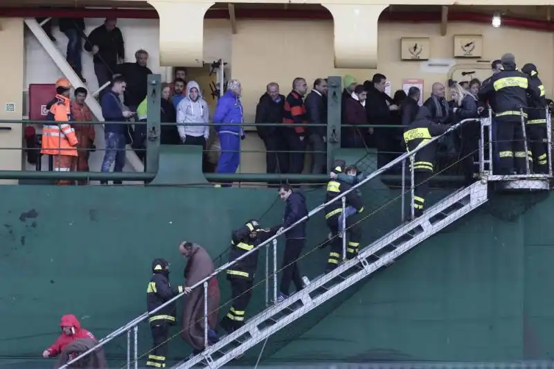 l arrivo a bari di naufraghi e feriti della normanatlantic  52