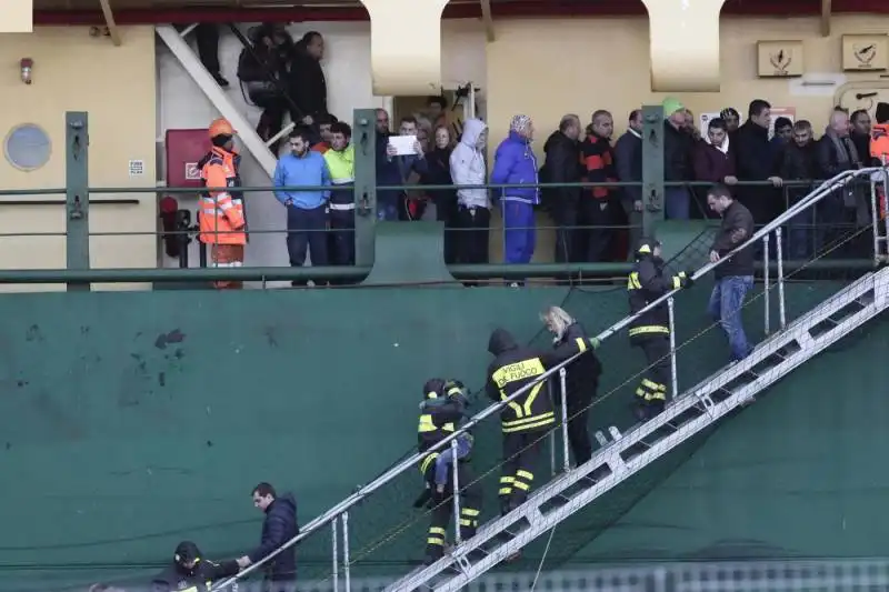 l arrivo a bari di naufraghi e feriti della normanatlantic  55