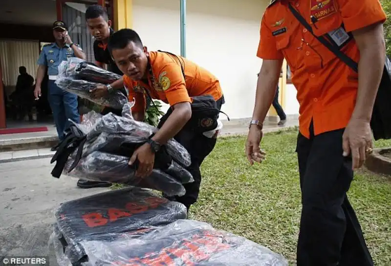 le buste per raccogliere i cadaveri del volo air asia