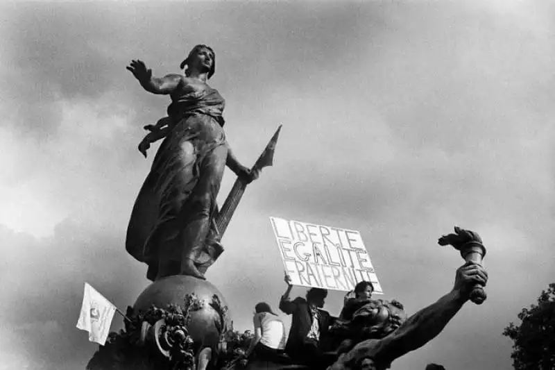 libert, egalit, fraternit  una manifestazione a parigi, 2011 mario dondero