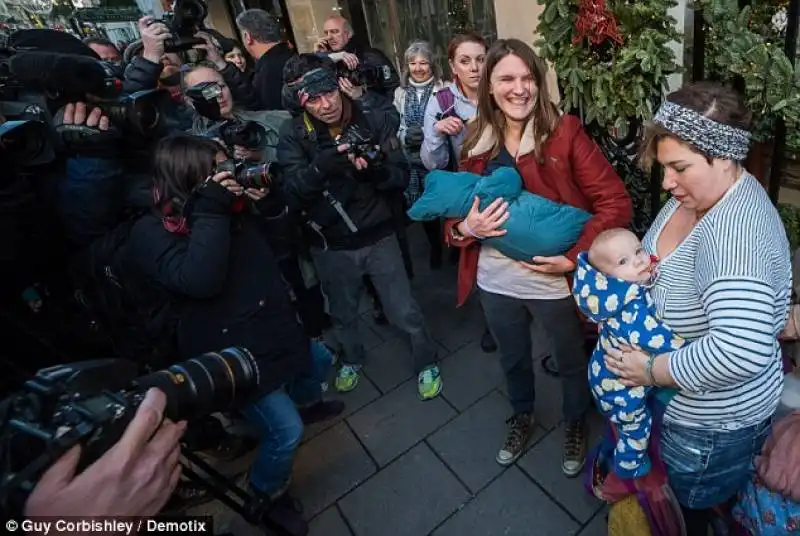 londra   la protesta delle mamme che allattano i bambini davanti al claridge  13