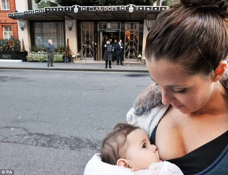 londra   la protesta delle mamme che allattano i bambini davanti al claridge  8