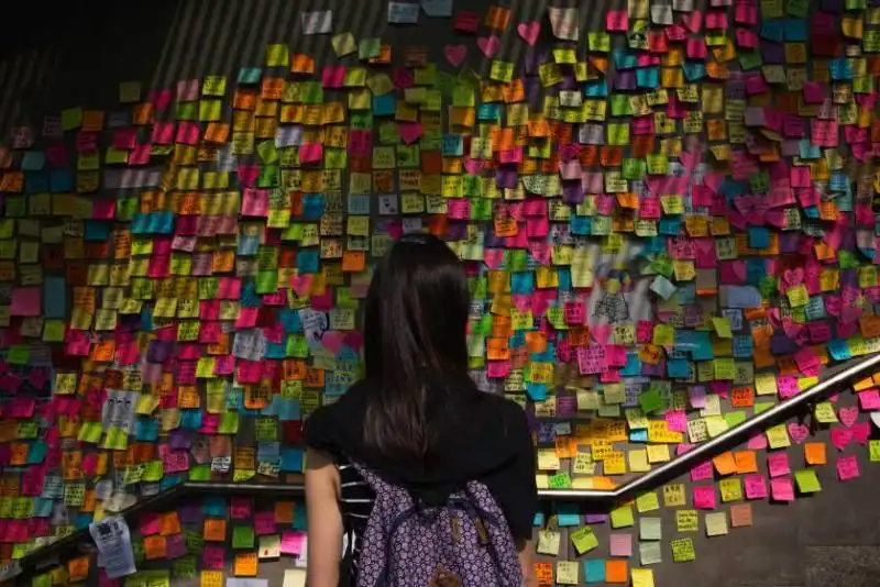 manifestanti a hong kong