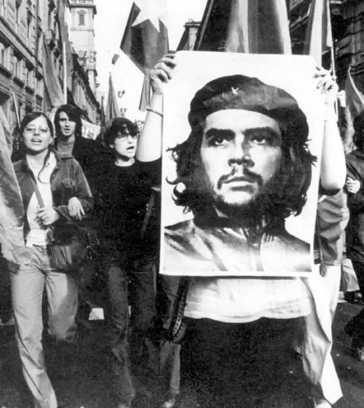 MANIFESTAZIONE STUDENTESCA A MILANO NEGLI ANNI SETTANTA  - CHE GUEVARA