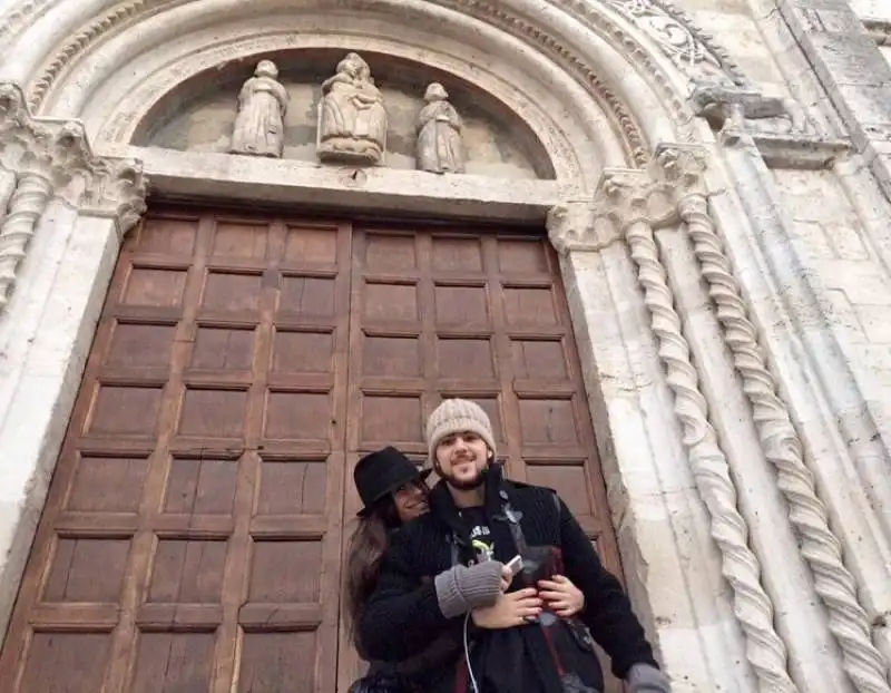 mattia destro davanti alla chiesa in cui si e sposato