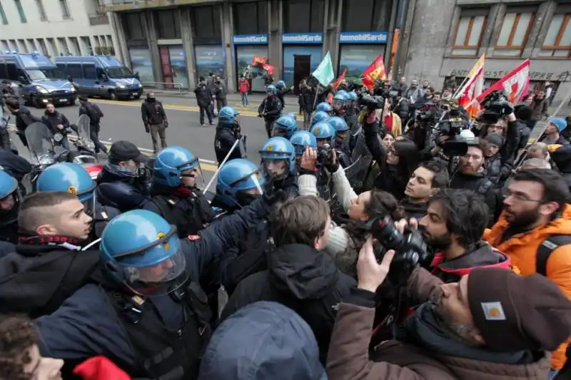 milano gli scontri fra studenti e polizia al pirellone  11