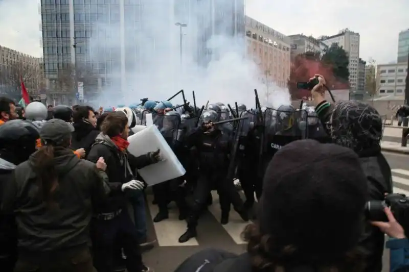 milano gli scontri fra studenti e polizia al pirellone  14