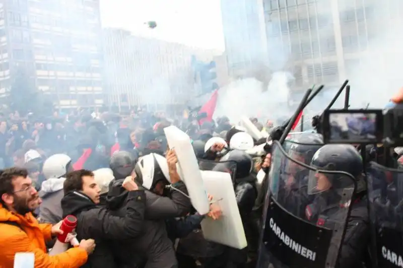 milano gli scontri fra studenti e polizia al pirellone  18