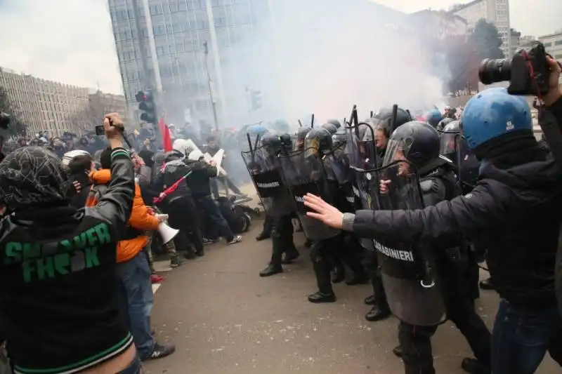 milano gli scontri fra studenti e polizia al pirellone  20