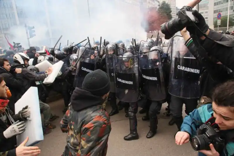 milano gli scontri fra studenti e polizia al pirellone  22