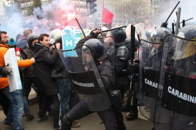 milano gli scontri fra studenti e polizia al pirellone  23