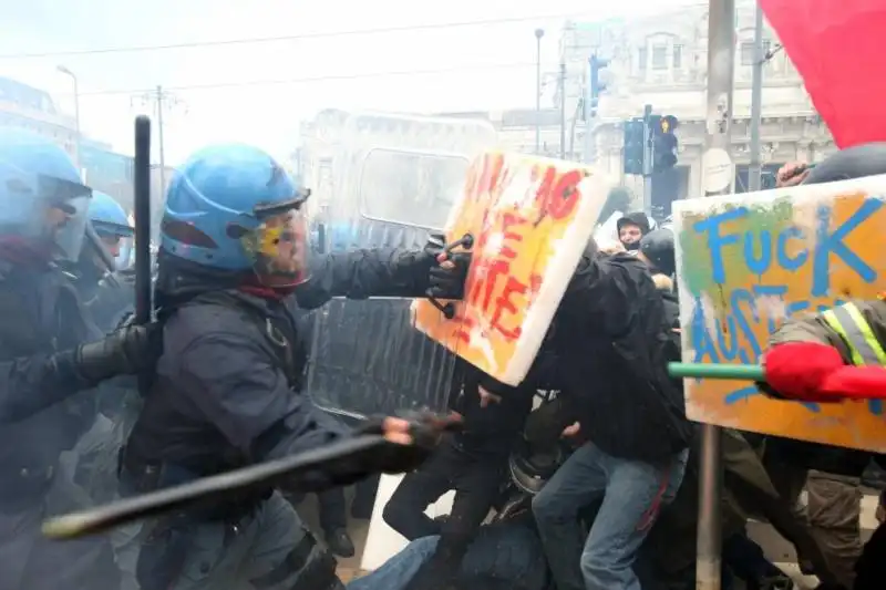 milano gli scontri fra studenti e polizia al pirellone  26