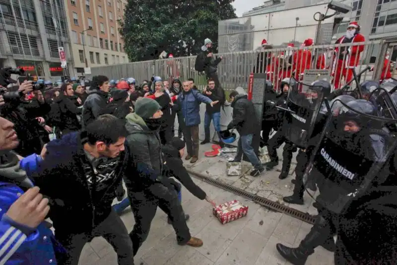 milano gli scontri fra studenti e polizia al pirellone  27