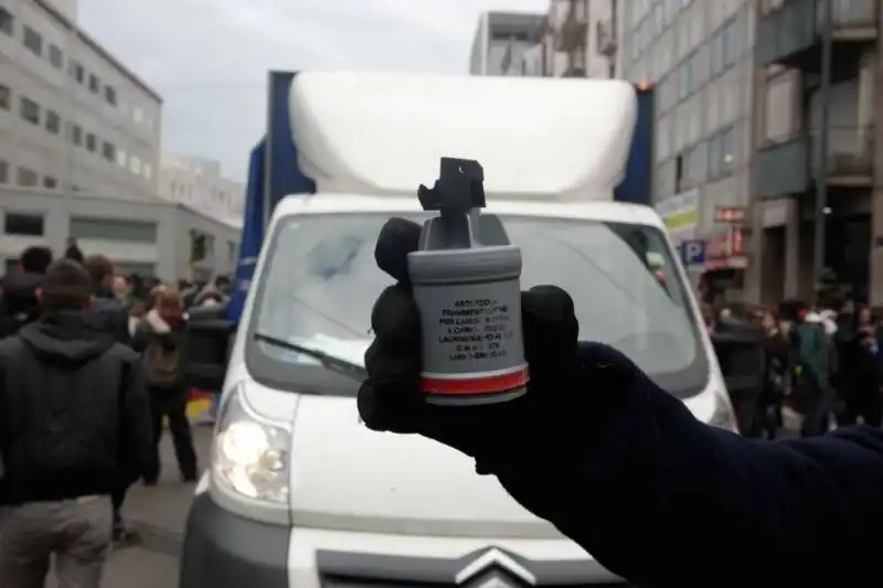 milano gli scontri fra studenti e polizia al pirellone  3