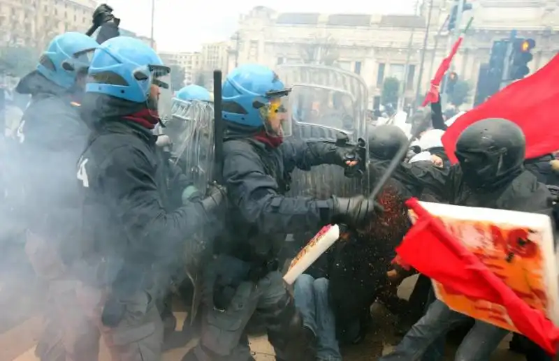 milano gli scontri fra studenti e polizia al pirellone  30