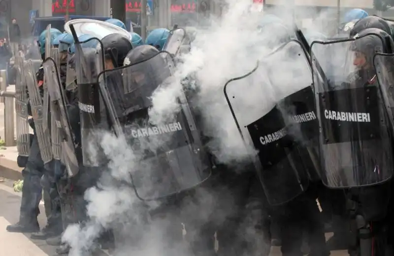 milano gli scontri fra studenti e polizia al pirellone  31