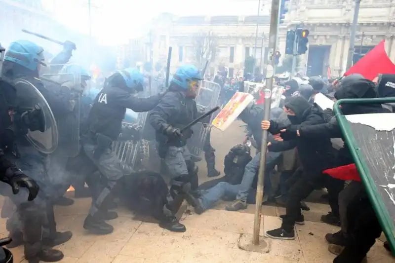 milano gli scontri fra studenti e polizia al pirellone  32