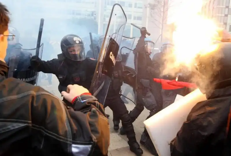 milano gli scontri fra studenti e polizia al pirellone  33