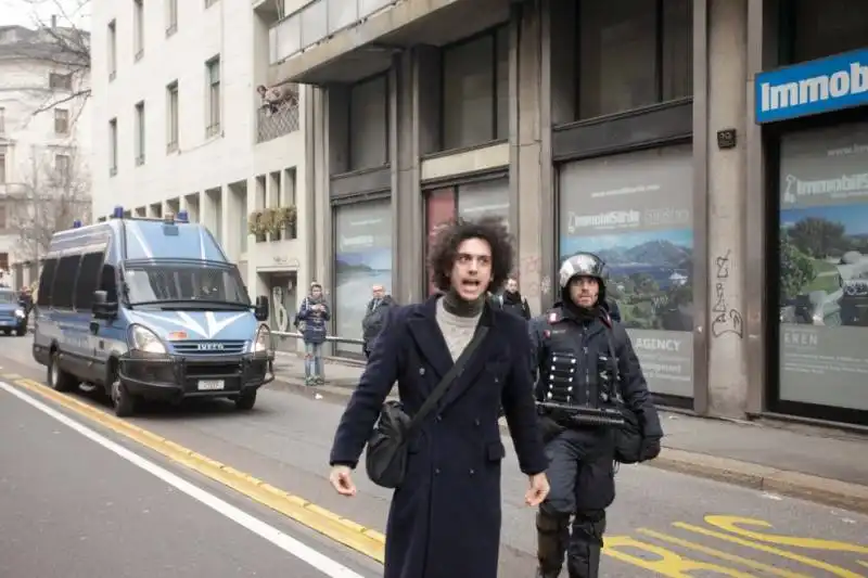 milano gli scontri fra studenti e polizia al pirellone  4