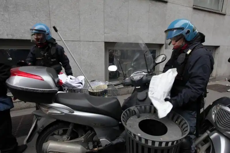 milano gli scontri fra studenti e polizia al pirellone  8