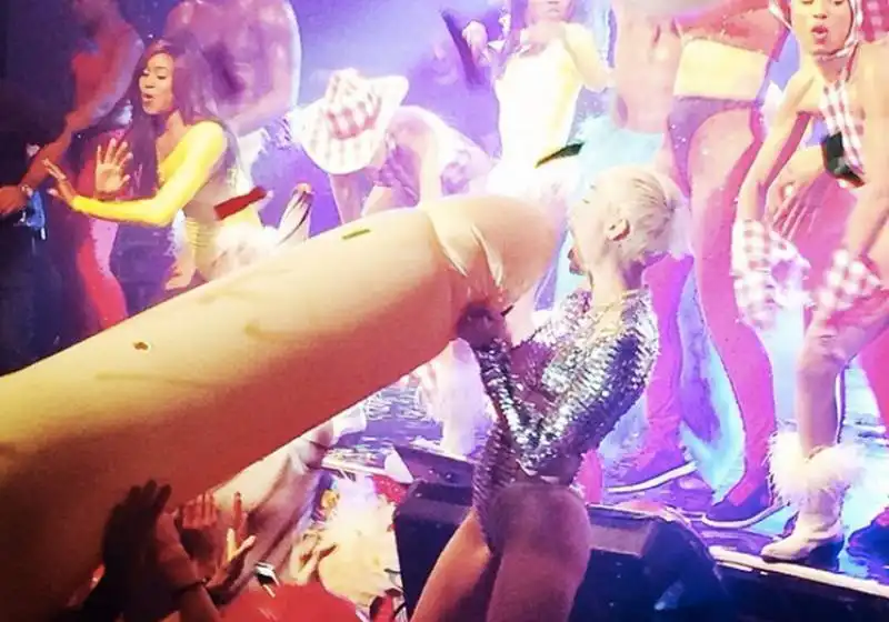 Miley Cyrus HOT DOG