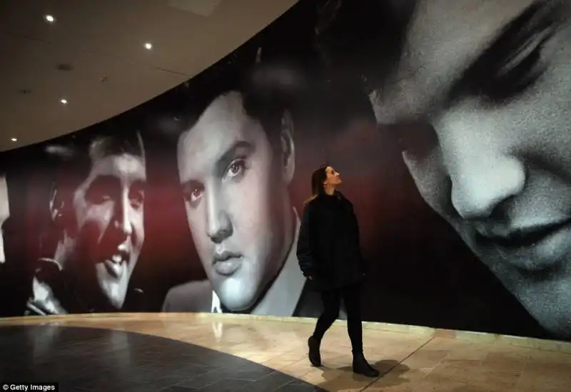 mostra elvis a londra  primi piani