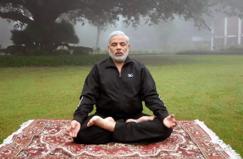 NARENDRA MODI FA YOGA