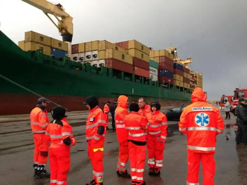 nave con 49 naufraghi al porto di bari. ba16debb86c96c77149120b952e6b7b5.0