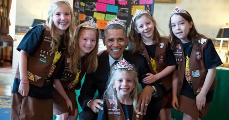 obama con la tiara e le girl scout