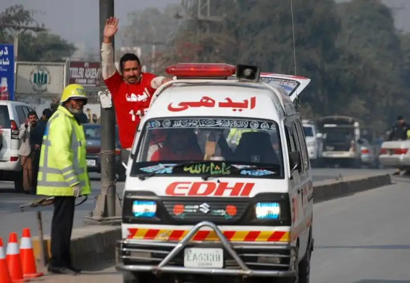 pakistan attacco in una scuola di peshawar strage di studenti 10