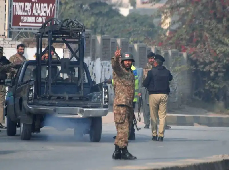 pakistan attacco in una scuola di peshawar strage di studenti 13