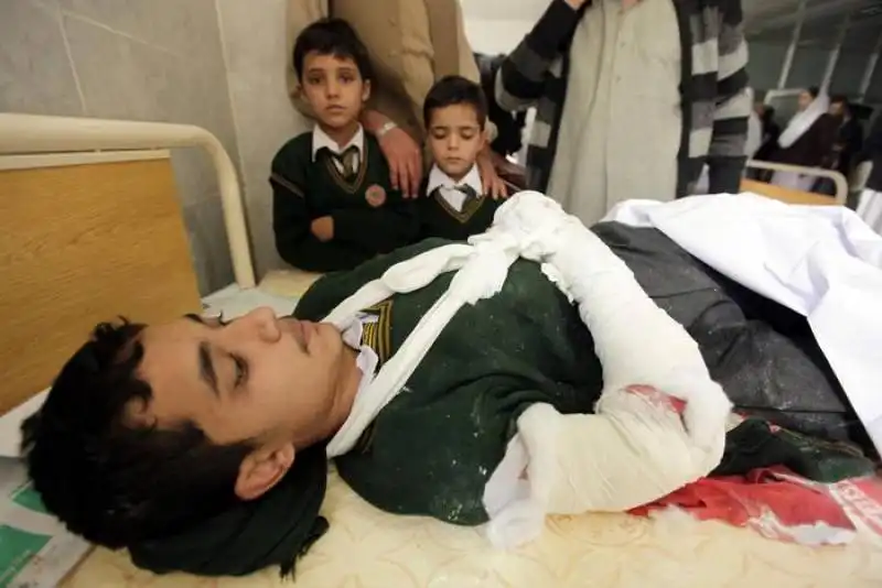 pakistan attacco in una scuola di peshawar strage di studenti 17