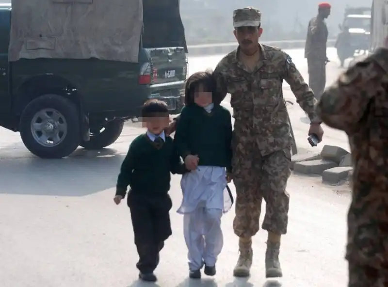 pakistan attacco in una scuola di peshawar strage di studenti 4