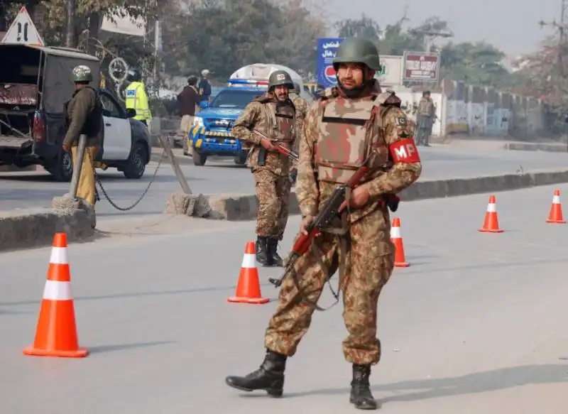 pakistan attacco in una scuola di peshawar strage di studenti 5