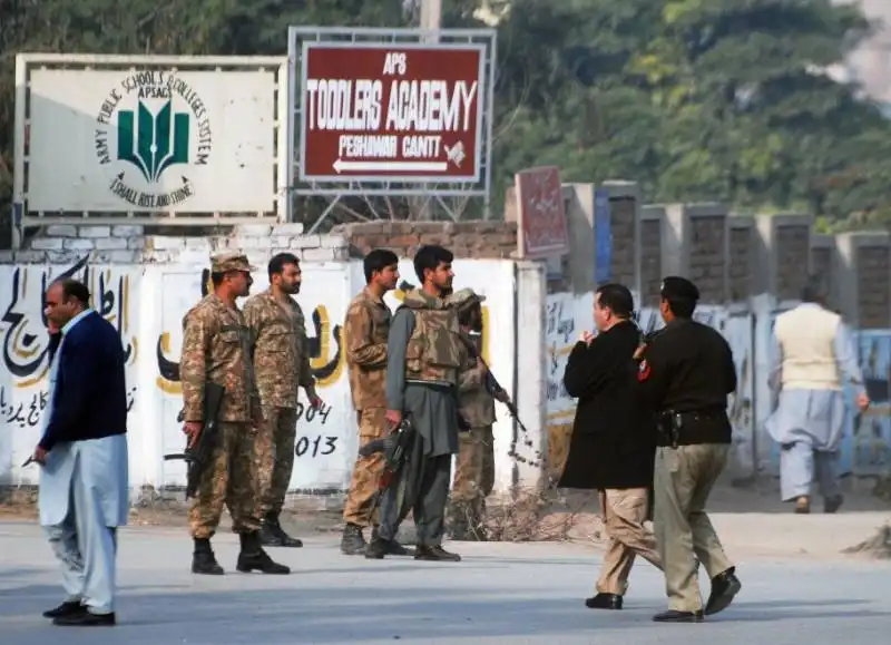 pakistan attacco in una scuola di peshawar strage di studenti 6