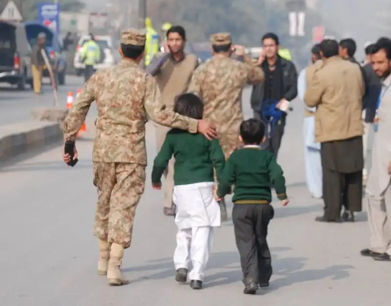 pakistan attacco in una scuola di peshawar strage di studenti 7