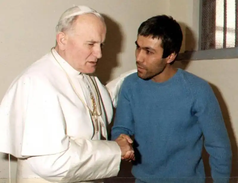 papa giovanni paolo ii con il suo attentatore mehmet ali agca 