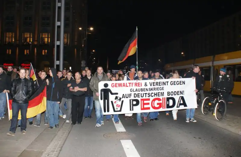 pegida manifestazione anti islam a dresda 2