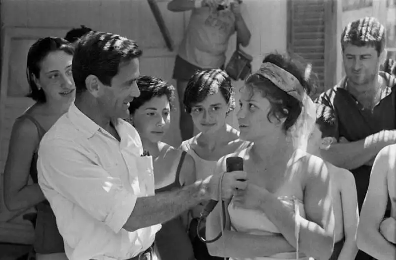 pier paolo pasolini durante le riprese per comizio damore sulla spiaggia di viareggio, 1965 mario dondero 