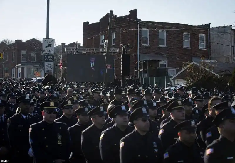 poliziotti di new york voltano le spalle mentre parla il sindaco bill de blasio