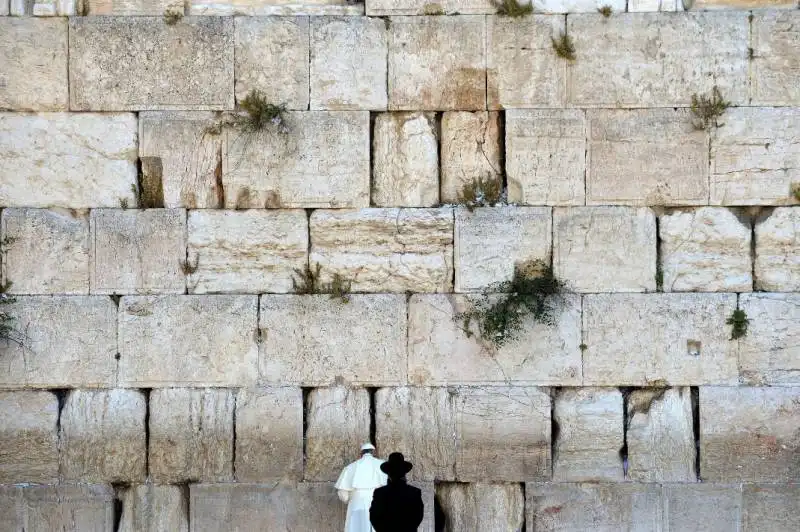 pope francis, accompanied by a rabbi