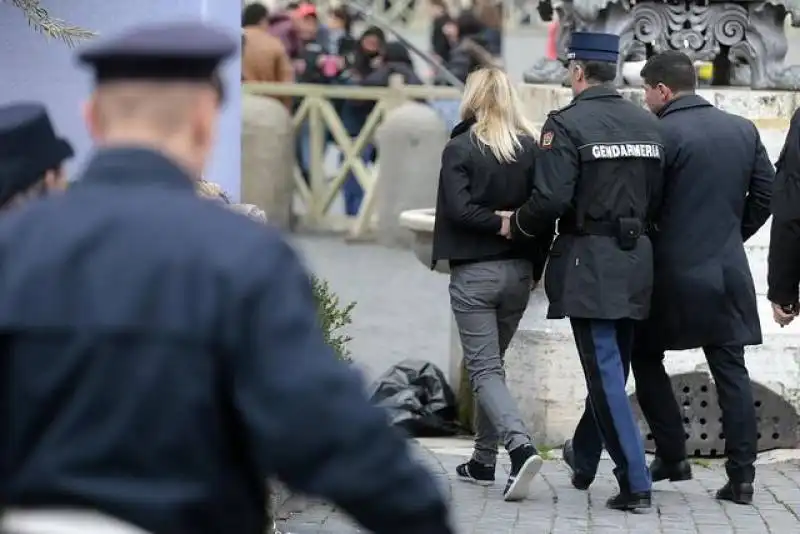 protesta delle femen in piazza san pietro,