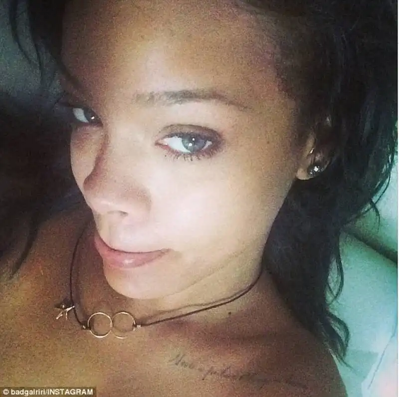 rihanna selfie senza make up