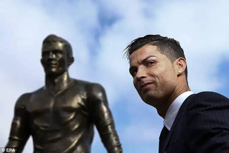 ronaldo inaugura la sua statua