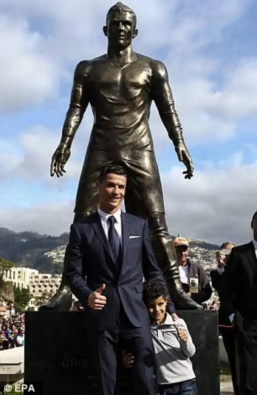 ronaldo sotto la sua statua