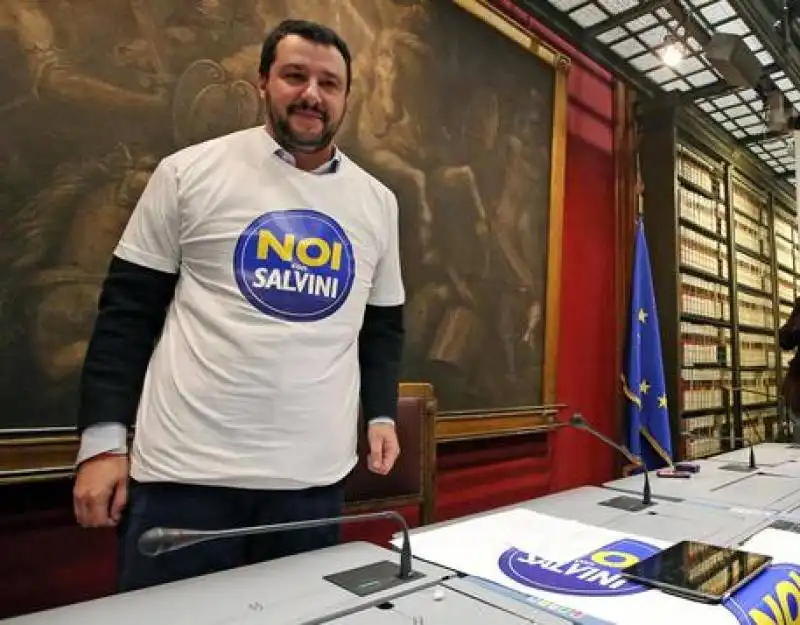 SALVINI CON LA MAGLIETTA E IL LOGO NOI CON SALVINI 2