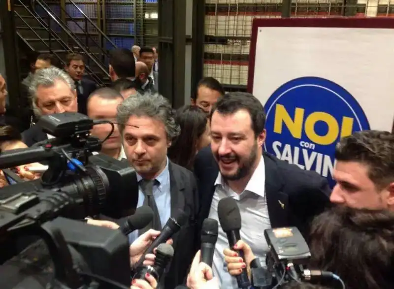 SALVINI CON LA MAGLIETTA E IL LOGO NOI CON SALVINI 3