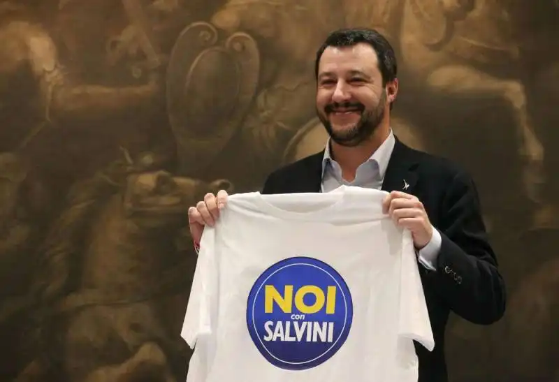 SALVINI CON LA MAGLIETTA E IL LOGO NOI CON SALVINI 5